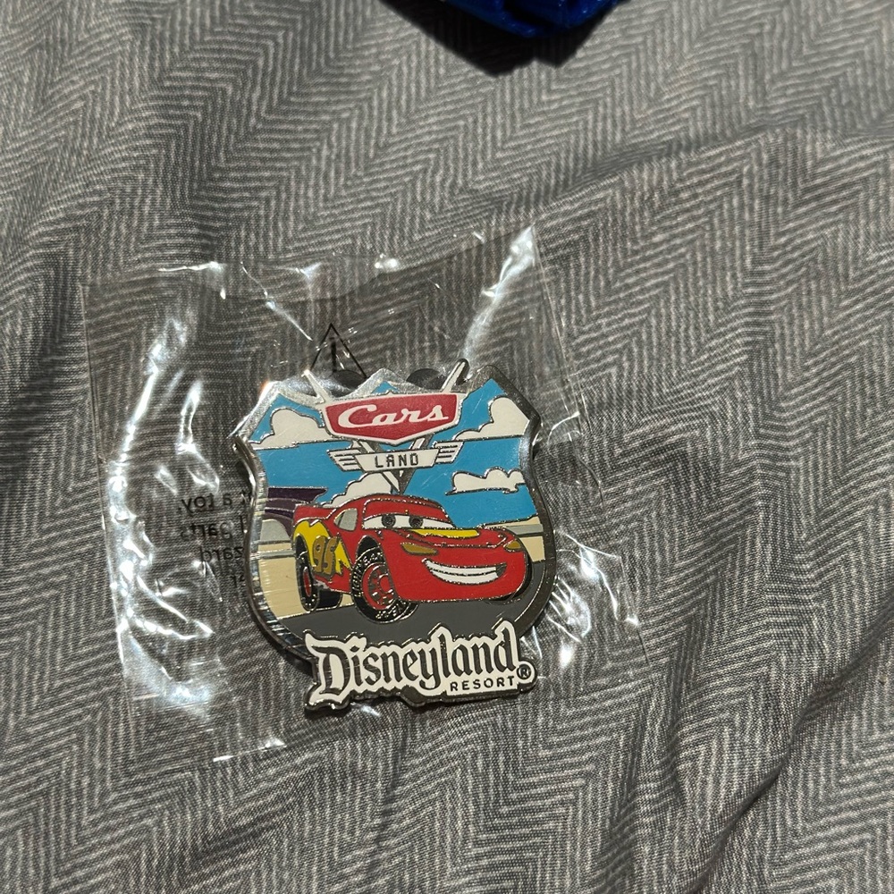 Disney Cars Pin w/lanyard - Picture 2 of 2